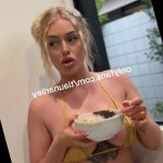 Innocent Girl Leaks Pussy on Instagram Live!