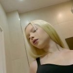 Ragazza universitaria bionda e minuta brasiliana calda viene per uno shooting di lingerie di moda si prepara nel bagno e diventa un casting porno