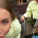 Public Agent Ze heeft een perfect figuur en honger naar een grote dikke lul