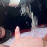Super strak poesje gesquirt naast de snelweg. OPENBARE SQUIRT.