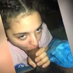Napalona nastoletnia dziwka wkada kutasa kuzyna do ust