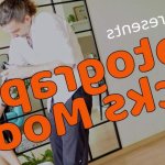 Aziatisch model wordt gevingerd door fotograaf tijdens fotoshoot