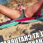 Sentado en la playa squirting en una hermosa puesta de sol!