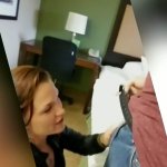Brunette dybt halser en stor pik under en blowjob