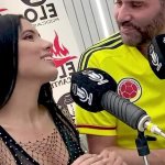 Une star du porno brune est interviewée lors dun podcast