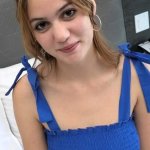 Ella tiene 18 años con grandes tetas naturales haciendo su primer porno