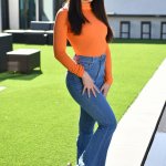 Free Porn Pics of Jane Wilde in blue jeans shows off her cute feet