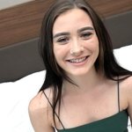 Beautiful de 19 años con ojos verdes hace su debut porno
