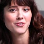 Mary Elizabeth Winstead tits partly out tells a joke