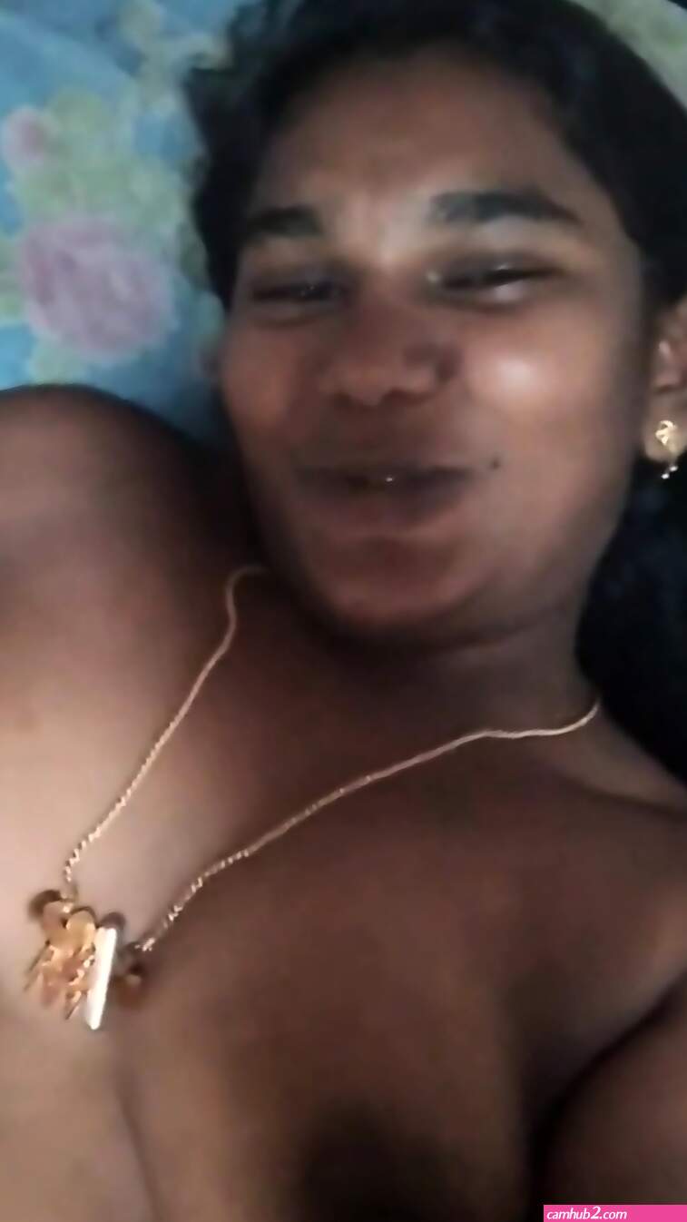 Tamil aunty showing his boobs (photos)
